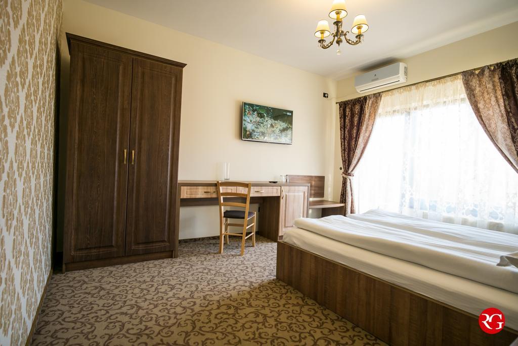 Pensiunea Royal Spa Piatra Neamţ エクステリア 写真