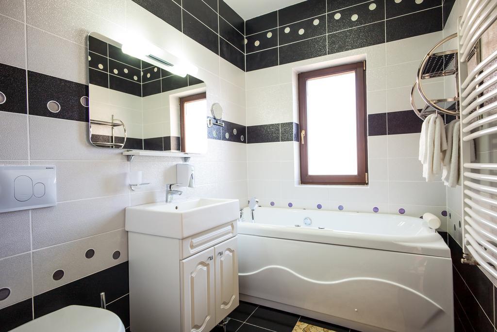Pensiunea Royal Spa Piatra Neamţ エクステリア 写真